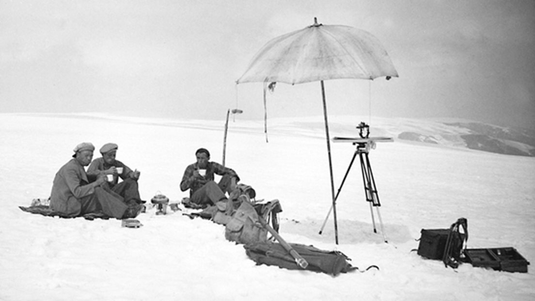 Topografene tar en hvil i arbeidet under kartlegging av Folgefonna.