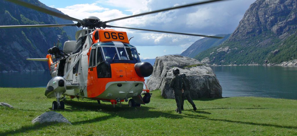 Mannskap g&aring;r mot Seaking-helikopter plassert i Lysefjorden i Rogaland.